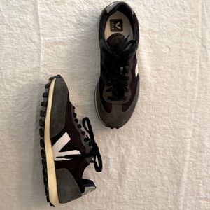 Veja Rio Branco low-top sneakers. Excellent condition. Black & white. Size 39.